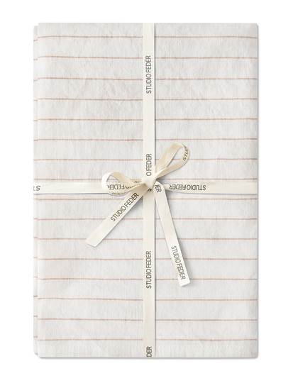 Penny Tea Towel - Dark Powder Pin Home Textiles Kitchen Textiles Kitchen Towels Valkoinen STUDIO FEDER